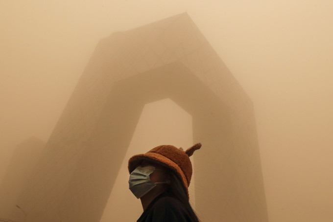 沙尘暴回流继续影响北京。AP图片