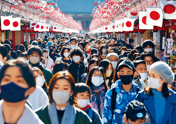 東京淺草區仲見世商店街行人擠擁，大多戴上口罩。