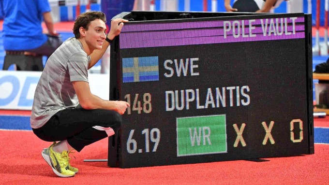 杜普兰迪斯刷新撑杆跳世界纪录。网上图片