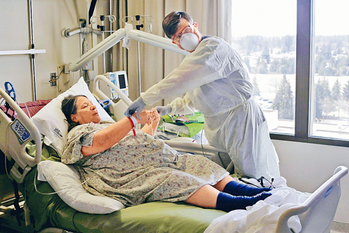 華盛頓一所醫院的護士，正在照顧新冠肺炎病人。