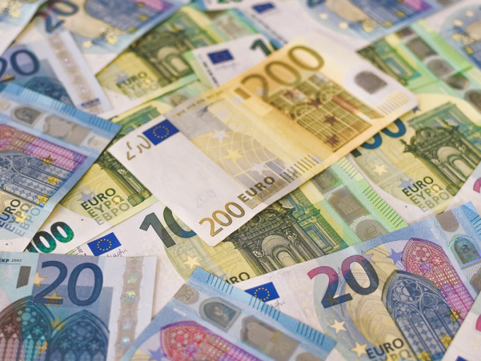 欧元下挫，兑美元低见1.1248，跌幅逾1%，创16个月新低。unsplash图片