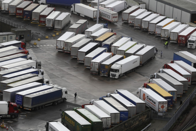 估計現時至少有2800名貨車司機滯留英國多佛爾港，等待法國重開邊境。AP
