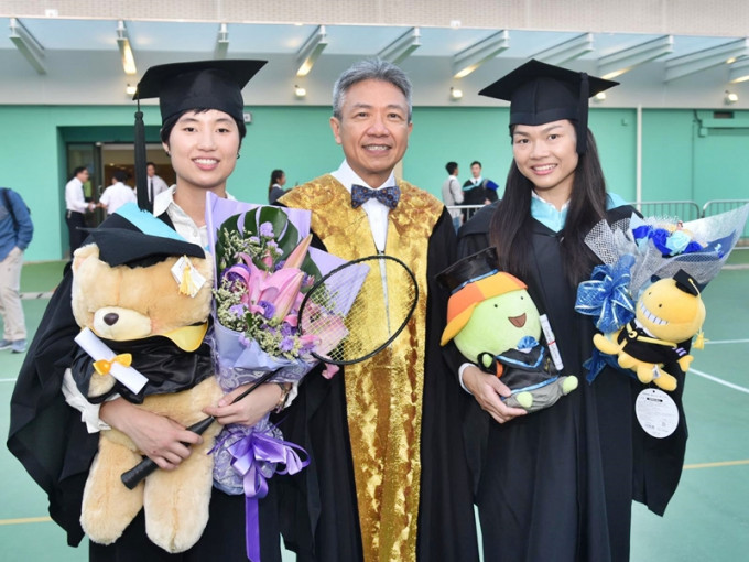 教育大學校長張仁良（中）祝賀校友及榮譽院士李慧詩（右），在東京奧運奪得銅牌。