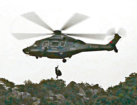 ■直升机将堕崖男子救起送院。
