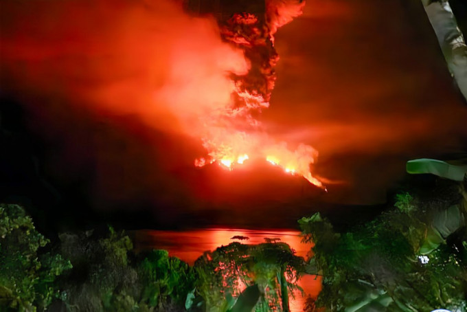 印尼鲁仰火山爆发，紧急疏散逾万人。网上图片