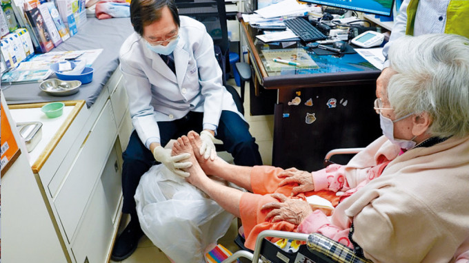 潘婆婆經江炎輝醫生進行剪甲治療後，指甲問題大為改善。
