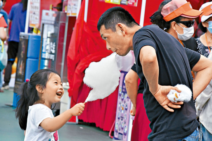 「荃湾市集同乐日」昨日起在沙咀道游乐场举行，与民同乐。