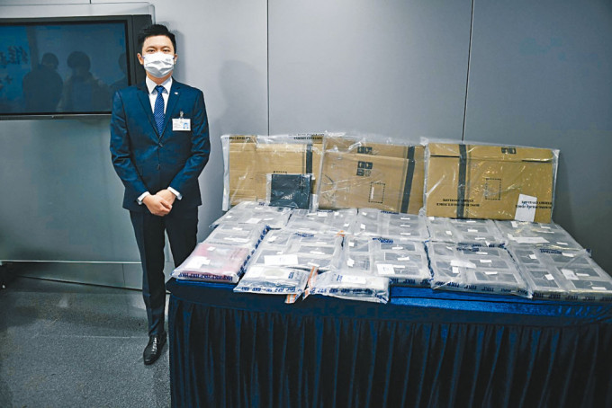 毒品調查科高級督察陳熾華講述案情及展示檢獲的可卡因。