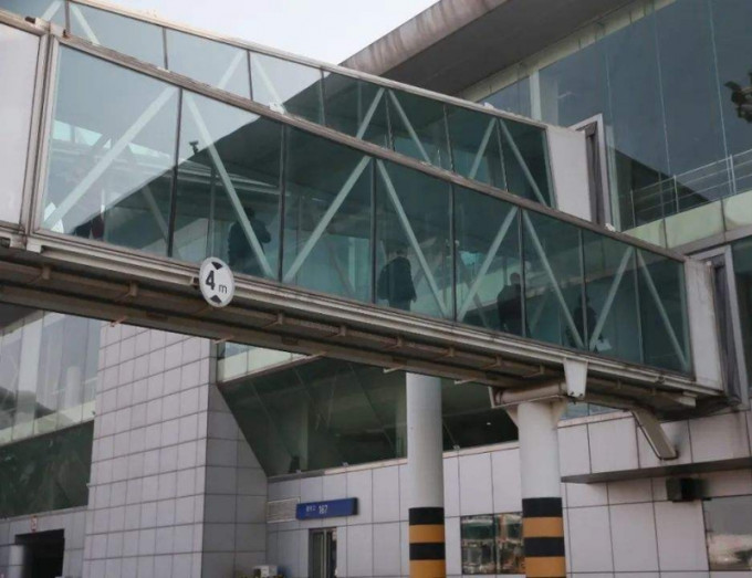西安咸阳国际机场检出莫斯科至北京航班乘客中逾20人中招。(网图)