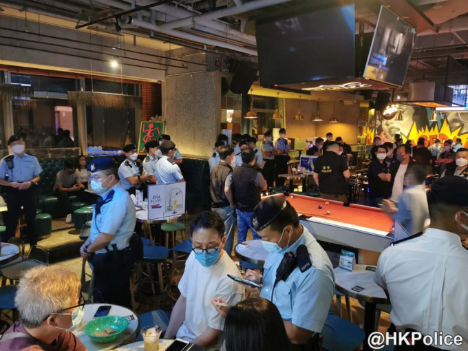 警員巡查酒吧，檢查顧客的疫苗通行證。 香港警察Facebook