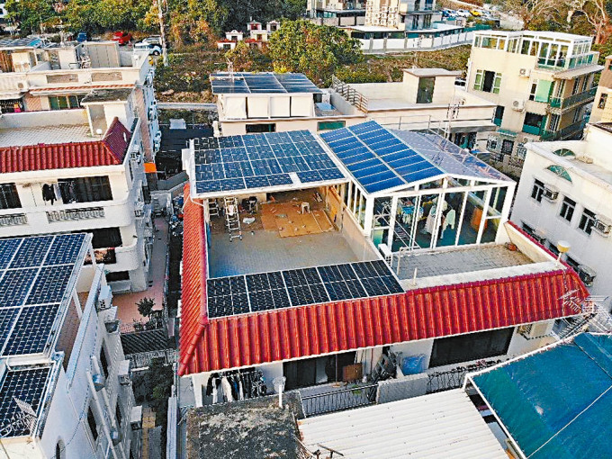 家住村屋的梁先生，在家中裝了十八塊太陽能板，成本約二十萬，得知下調上網電價，他稱是「晴天霹靂」。