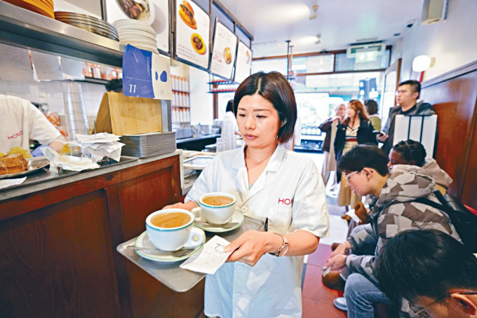 不少香港移民想念「港味」，都會到港式茶餐廳歎杯港式奶茶。