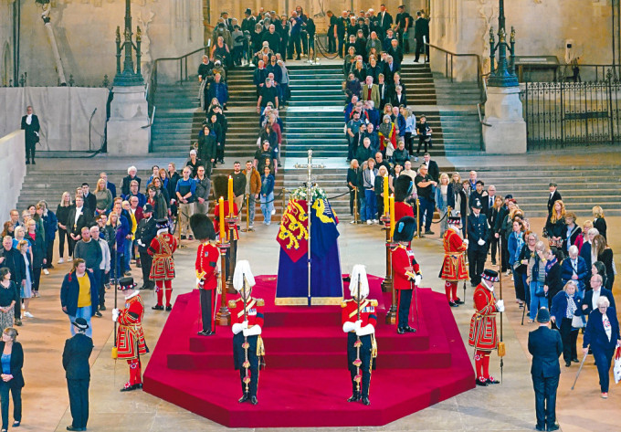在倫敦西敏宮內的西敏廳，周四有大批民眾瞻仰英女皇靈柩。