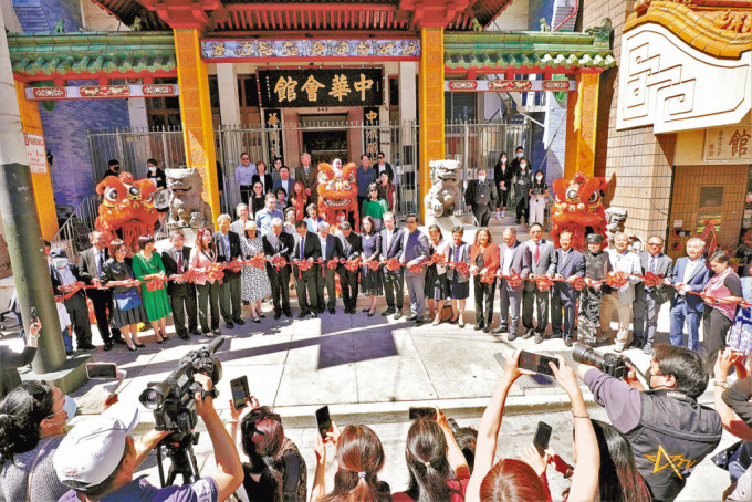 北美常用中药展览馆剪彩仪式，上周六在中华总会馆门前举办。