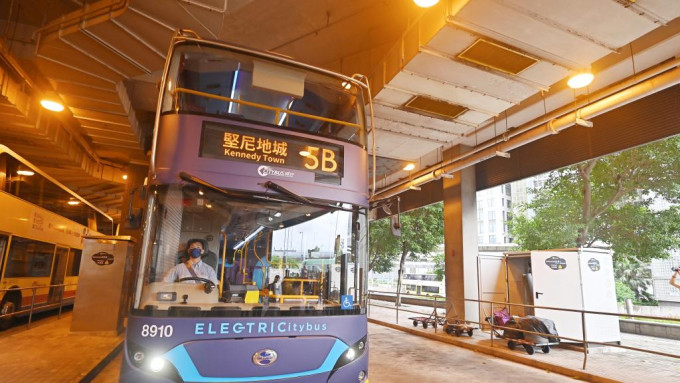营运新巴城巴的汇达交通引入全港首辆双层电动巴士。资料图片
