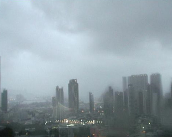 今日狂風驟雨及雷暴，最高29度。天文台圖片