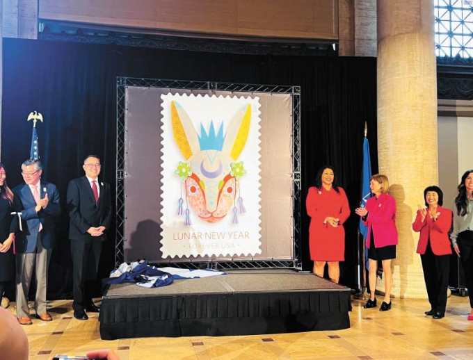 三藩市市长布里德、美国邮政总局局长甘达庆联同其他主要官员为兔年新邮票揭幕。 本报摄