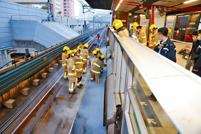 九龍灣站昨發生自動月台閘門設備冒煙事故後，消防員到場調查。