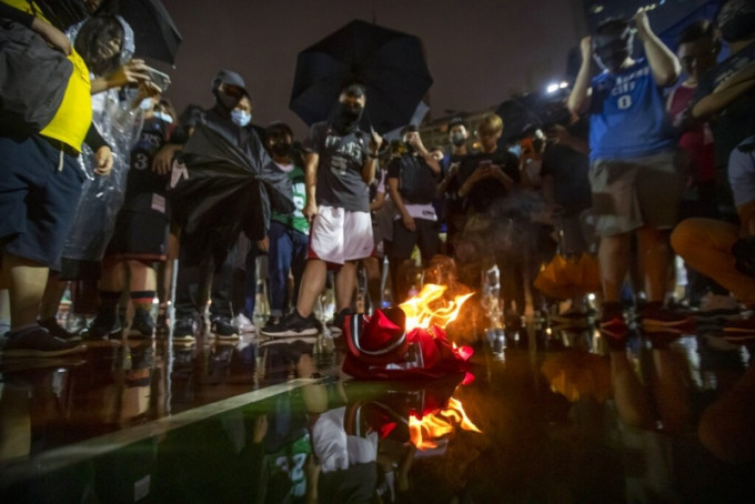 香港抗爭集會上，有球迷焚燒占士球衣，表達不滿。 AP