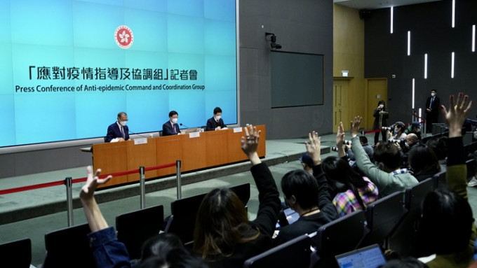 特首李家超在昨日(28日)记者会上宣布4项优化防疫措施。资料图片