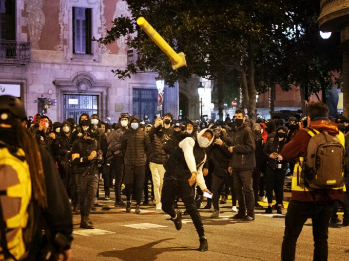 西班牙饶舌歌手哈塞尔被捕引发的反政府示威潮和骚乱持续。AP图片
