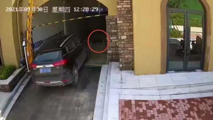 张海巨驾车进入车库辗毙一名在车道午睡的清洁工，获判无罪。