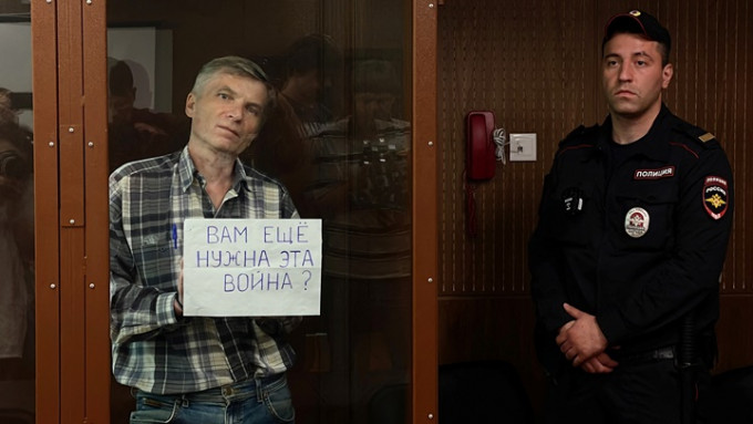 戈里诺夫接受聆讯时举起标语反对战争。路透社图片
