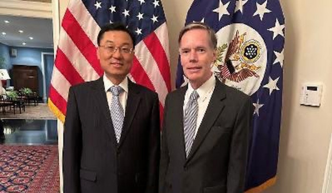 伯恩斯和谢锋在美国驻华大使馆合影。
