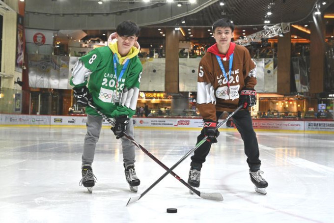 冰球港青代表任游（左）及徐绰希（右）一月在瑞士举行的冬季青年奥运会，分别摘下金牌和铜牌。
