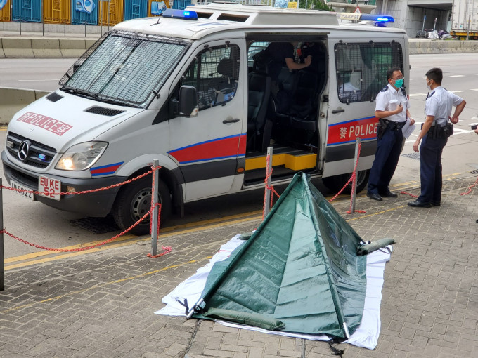 警方用帐篷将遗体盖住，并封锁现场调查。 梁国峰摄
