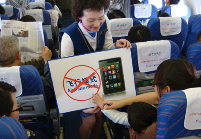以往内地航班不准使用电子设备。网上图片