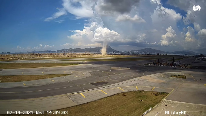 今年7月天文台位于机场的摄影机拍到当时的尘卷风。FB图片