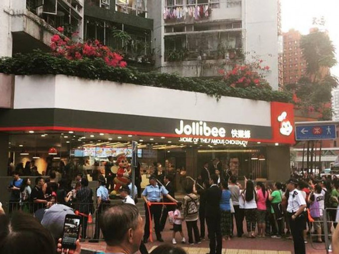 杜特爾特下午前往黃埔，在菲律賓著名炸雞連鎖店Jollibee用餐。網圖