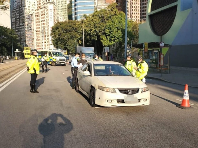 有關拘捕涉及的16輛私家車，以及9輛私家車懷疑非法改裝。警方提供