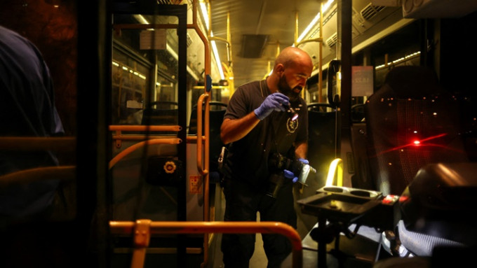 耶路萨冷一辆巴士遭枪击导致8伤，警方在到车上进行调查。AP图片