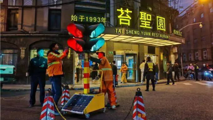 《繁花》熱爆，上海黃河路迫爆人潮打卡，當局加裝臨時紅綠燈管理。