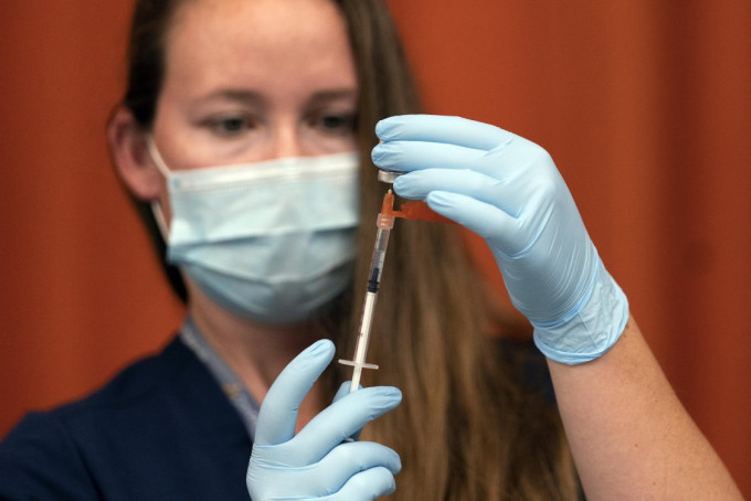 美国70%成年人已接种至少一剂新冠疫苗。AP资料图片