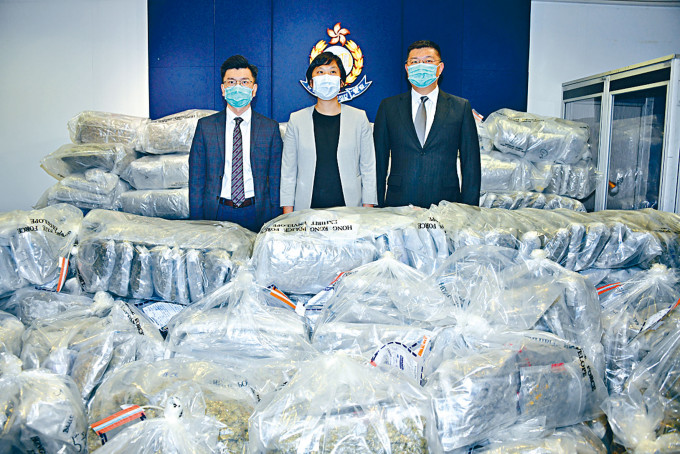 警方毒品調查科總警司鍾詠敏（中）與同袍展示緝獲總值一億元的大麻花毒品。