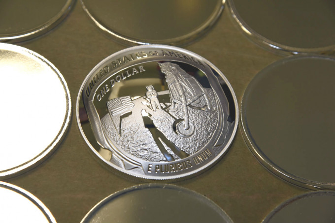 美国推出登月50周年纪念币。网上图片