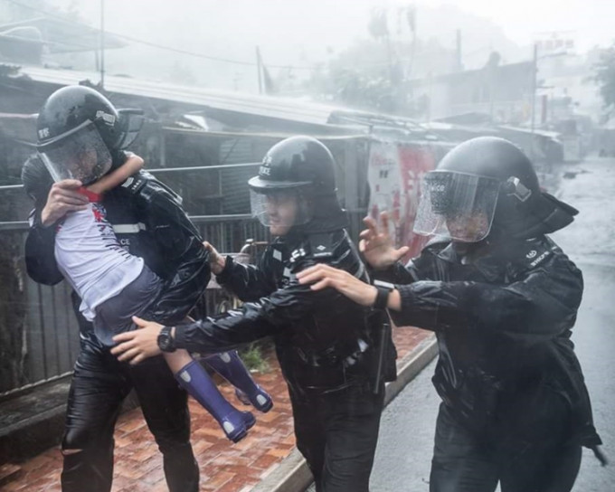 3位警員及消防員勇救女童。網圖