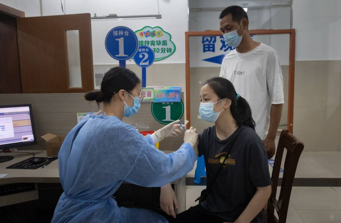 鄭偉忠表示，接種加強劑後的14日後，抗體會達到原來的10至30倍。新華社資料圖片