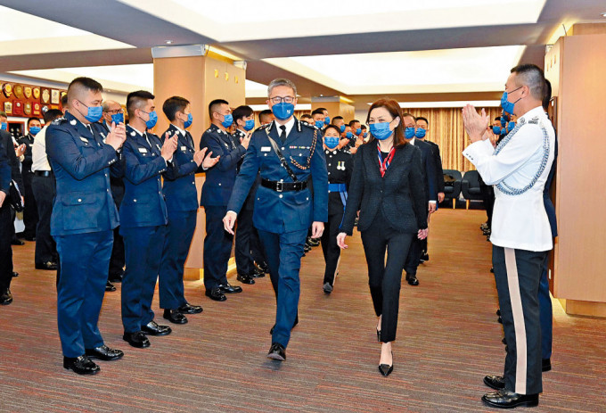 萧泽颐和王沛诗出席香港警察学院的结业会操后，恭贺刚结业的见习督察。
