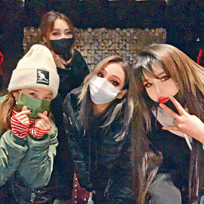■2NE1的4名成员前日重聚并上载照片，令fans感兴奋。