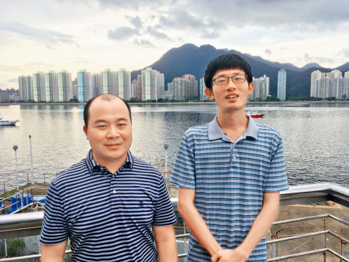 罗海伟（左）的研究团队，以新研究方法获取与阿尔法变形杆菌演化的时间讯息。