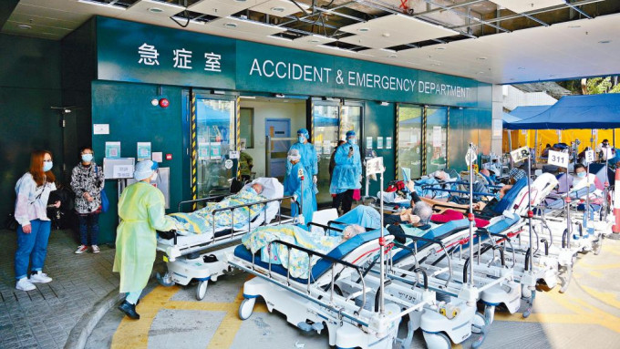 公立醫院因疫情嚴峻瀕爆煲，近日明愛急症室再現戶外放置病人的情況。
