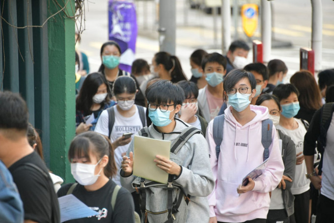 考評局規定考生須戴口罩應試。 資料圖片