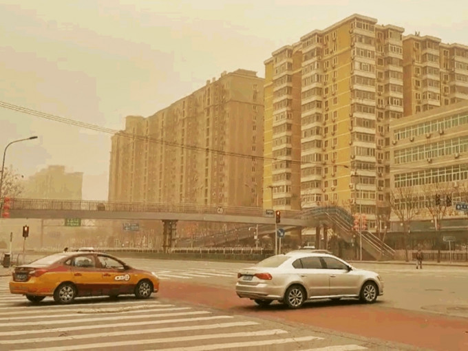 北京今晨遭遇今年以来范围最大、强度最强的沙尘天气。影片截图