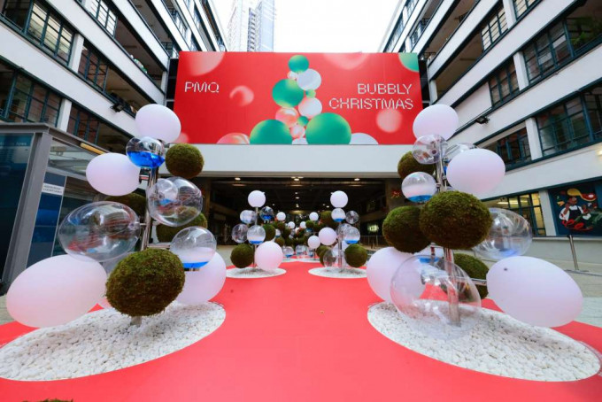 今年元創方的「PMQ Bubbly Christmas」聖誕裝置，以苔蘚球配合象徵陽光、空氣及水分的球體，組合而成，極具心思。
