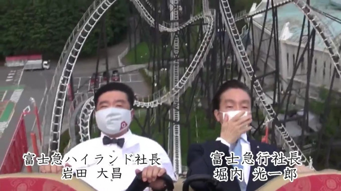 兩名日本樂園社長親身示範坐過山車不尖叫。 影片截圖