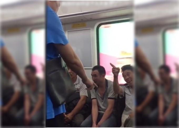 深圳地铁一男子，刚上车就对著坐在座位上的几位农民工指指点点，不断地辱骂。（网图）